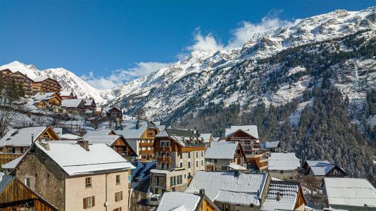 Ski verhuur Hôtel Les Cimes - Vaujany - Buiten winter