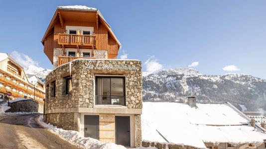 Ski verhuur Hôtel Les Cimes - Vaujany - Buiten winter