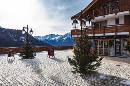 Ski verhuur Résidence Terresens Le Saphir - Vaujany - Buiten winter