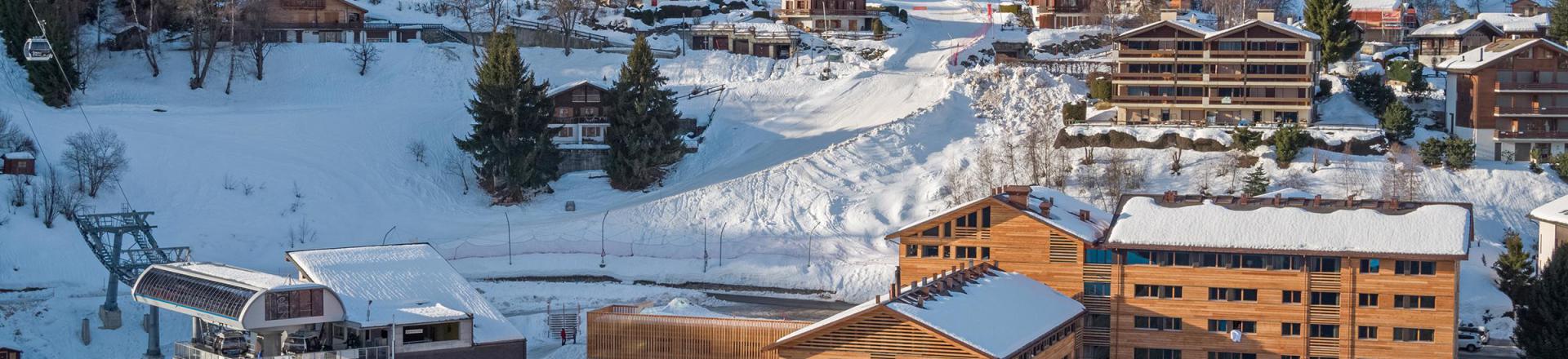 Аренда на лыжном курорте Résidence Swisspeak Resorts Vercorin - Vercorin - зимой под открытым небом