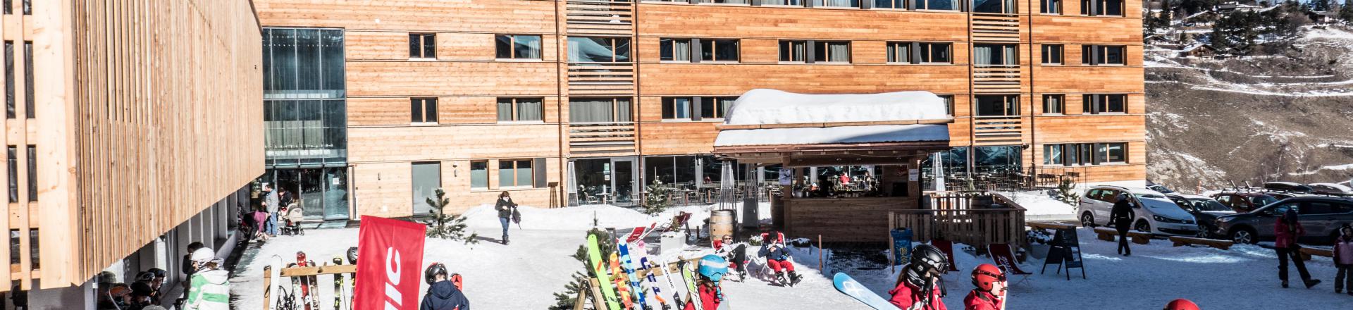 Аренда на лыжном курорте Résidence Swisspeak Resorts Vercorin - Vercorin - зимой под открытым небом